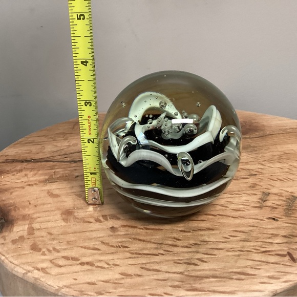 ⚫️ Vintage & Beautiful - Black & White Blown Glass Art Sphere Paperweight Decor - Picture 9 of 10